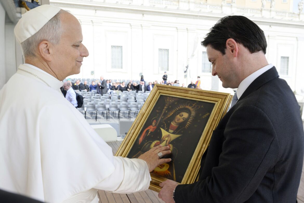 Foto 1. El Papa León XIV bendice la Virgen Peregrina sostiene el retrato Manuel Alejandro Grullón Hernández